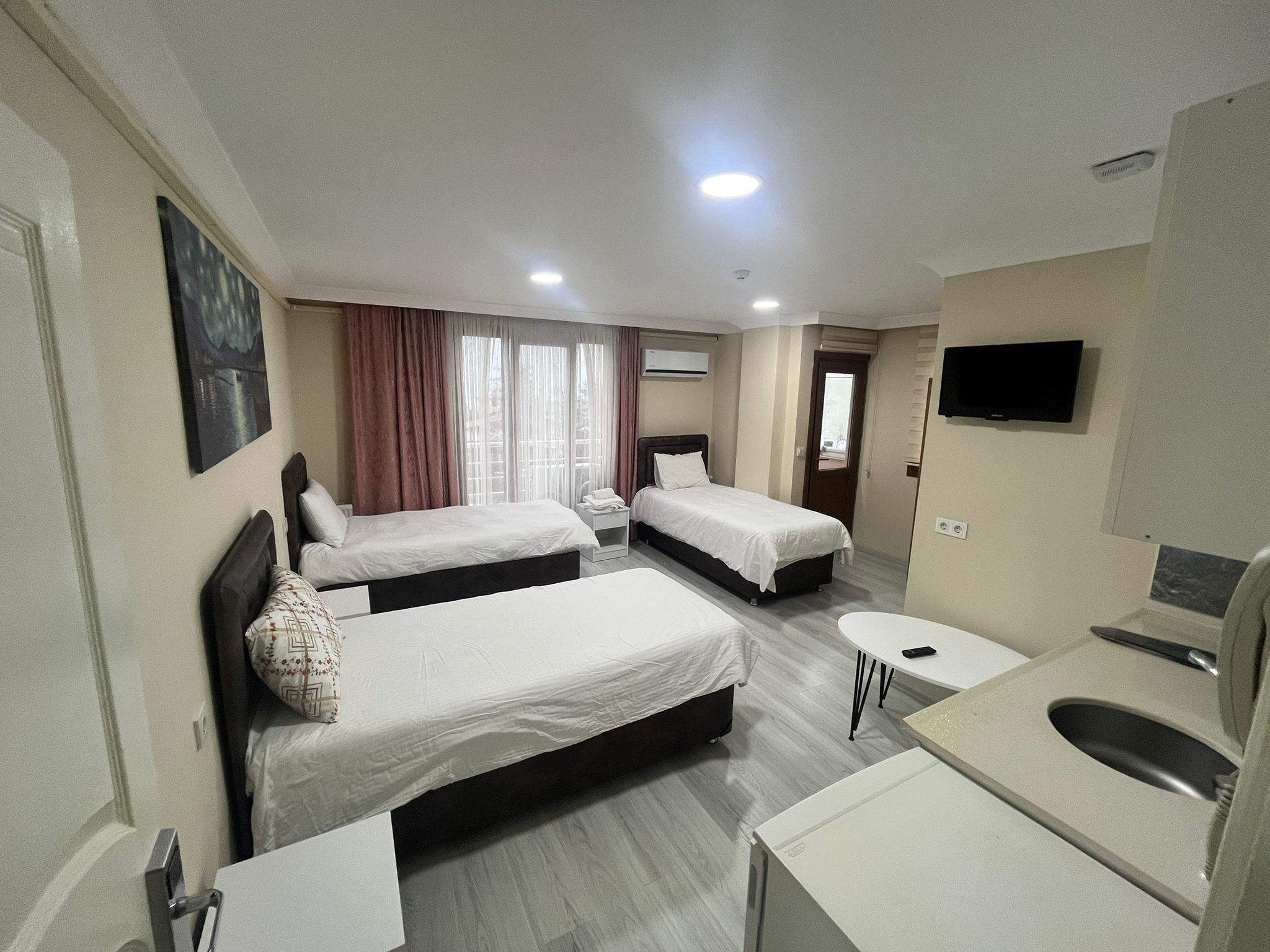 Twin Room *İki Tek Kişilik Oda*